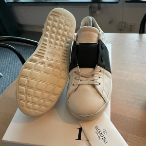 Valentino open - Valentino open skor i mycket bra skick! Original låda, dustbox och ett litet kort tillkommer, självklart äkta😁Storlek 42 | Lådan är lite lite skadad men allt annat är i super skick | Skriv vid minsta fråga😁