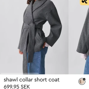 Grå kappa med sjalkrage - Säljer en grå kappa med sjalkrage och knytskärp i midjan från Gina tricot. Den är använd ungefär 6 gånger så den är i jätte fint skick, köpte den och sen kom den inte till användning som jag hade trott! Skriv gärna vid funderingar!☃️☃️