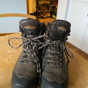 Bruna vandringskängor från Meindl 39 (38) - Säljer ett par robusta bruna vandringskängor från Meindl i bra skick. De har snörning och är perfekta för utomhusaktiviteter, de är vattentäta! Jag skulle säga att de passar dig som har storlek 38-39