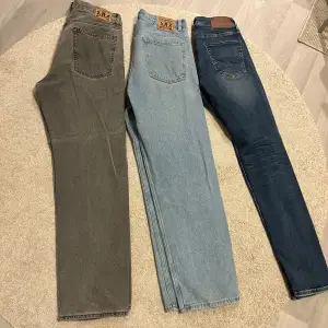 Säljer tre par jeans i olika färger. Första två från vänster är sweet sktbs. Den till höger är slim jack and Jones. Alla i 10/10 skick. Säljer sweet skates för 350kr styck. Och jack and Jones för 200