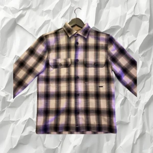 Flanellskjorta  - Snygg, stilren och unik Lindbergh flanellskjorta, använd fåtal gånger - Storlek: Small - Skick: 9/10 - Nypris: ≈ 1200-1500kr - Mitt pris: 599kr - DM för frågor & funderingar. (STEAL!!!) 🧨