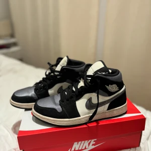 Nike Air Jordans i svart och vit - Säljer ett par Nike Air Jordans i svart och vit. De har en klassisk design med snörning och en bekväm passform. Perfekta för både vardag och fest! Skorna är i mycket bra skick och kommer i originalkartong.