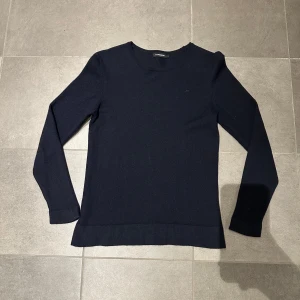 J. Lindeberg Stickad Tröja - XS, smala ärmar | Mycket bra skick, inget slitage