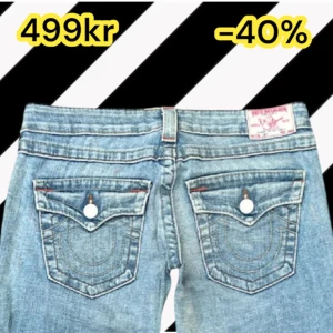 True religion bootcut jeans  - Storlek W28💙 Längd: 102 cm • midjebredd: 41 cm •  Innerbenslängd: 81,5 cm • Lårbredd: 24cm • benöppning: 26 cm • Modellen är 163 cm • Hör gärna av dig vid frågor💙