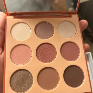 Ögonskuggspalett 9V Vintage Rose från Morphe - Säljer en superfin ögonskuggspalett från Morphe, 9V Vintage Rose. Den har nio olika nyanser i både matta och skimrande toner, perfekt för både vardag och fest. Färgerna sträcker sig från mjuka rosa till djupa bruna nyanser. Paletten är kompakt och lätt att ta med sig. Perfekt för att skapa en romantisk look! 🌹Aldrig använd 