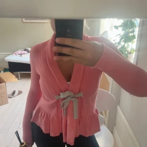 Rosa kofta från Odd Molly - Säljer en superfin rosa kofta från Odd Molly i storlek S. Den har långa ärmar och en söt knytning framtill. Perfekt för både vår och höst! Koftan är i mycket bra skick och har en broderad Odd Molly-logga på ryggen. Passar perfekt till både jeans och kjol. 💖