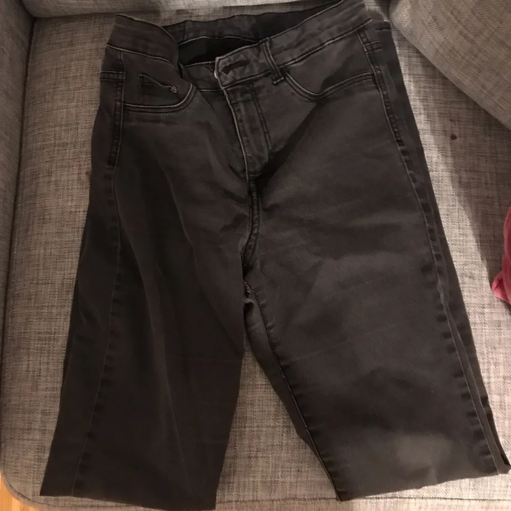 Säljer ett par svarta högmidjade jeggings från H&M i storlek 28/32. De är bekväma och stretchiga, perfekta för både vardag och fest. Passar bra till en avslappnad stil eller med en snygg topp för en mer uppklädd look. Säljes då det är för småa för mig. Har en hål back men inget som stört mig . Jeans & Byxor.