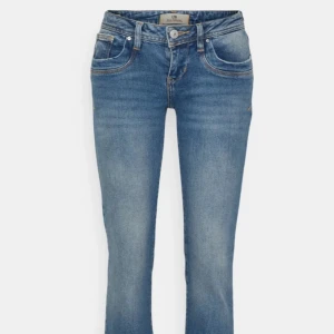 Ltb jeans! - Säljer dessa superfina ltb jeans i stl W 24 L32! De är i jättefint skick förutom att de har lite slitningar längst ner på båda  benenen (se bild). Hör av er vid frågor eller fler bilder, är ca 165 cm lång🥰