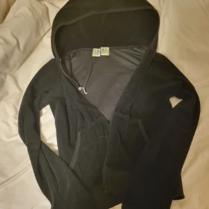 juicy couture kofta heritage - storlek L men passar som S/M dragkedjan är lite sliten men funkar. skicka prisförslag !