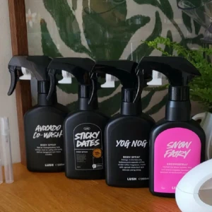 Let The Good Times Roll Body Spray från Lush - Säljer några av Lushs bodysprays en 200 ml flaska av Lush's Let The Good Times Roll Body Spray. Och fyra andra dofter. Dessa är nya och har inte kommit till användning då jag redan han de flesta dofterna hemma💕ordinarie pris för en ligger på 365kr jag säljer en för 120kr, 2 för 200kr 3 för 350kr och 4 för 400kr. 