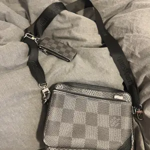 Lv tripple bag mycket bra skick . Nypris 24.000