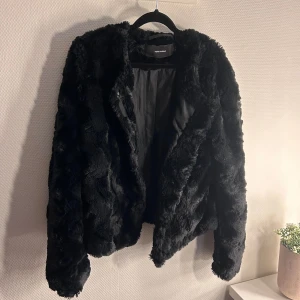 Pälsjacka - Pälsjacka från Vero moda. Storlek L men skulle säga den mer är som en M
