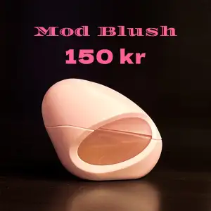 Ariana Grande, Mod Blush. Ca 50% kvar, se bild. Den har en söt och fruktig doft med inslag av hallon, passionsfrukt och ros. Perfekt för dig som älskar blommiga och fräscha dofter! Kommer inte till användning här hemma. OBS, Fraktkostnad tillkommer!