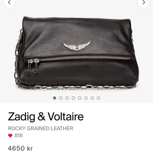 Svart axelväska från Zadig & Voltaire - Säljer min zadig väska då jag har andra väskor och den inte kommer till användning längre, den är jätte rymlig och snygg! Den har en liten defekt bak på väskan men inget som syns när man använder den, skriv för fler bilder. NYPRIS 4650kr 