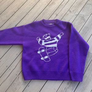 Polar skate co stickad tröja  - Clean polar skater dude knit, använd fåtal gånger och i bra skick kan gå ner i pris vid snabb affär