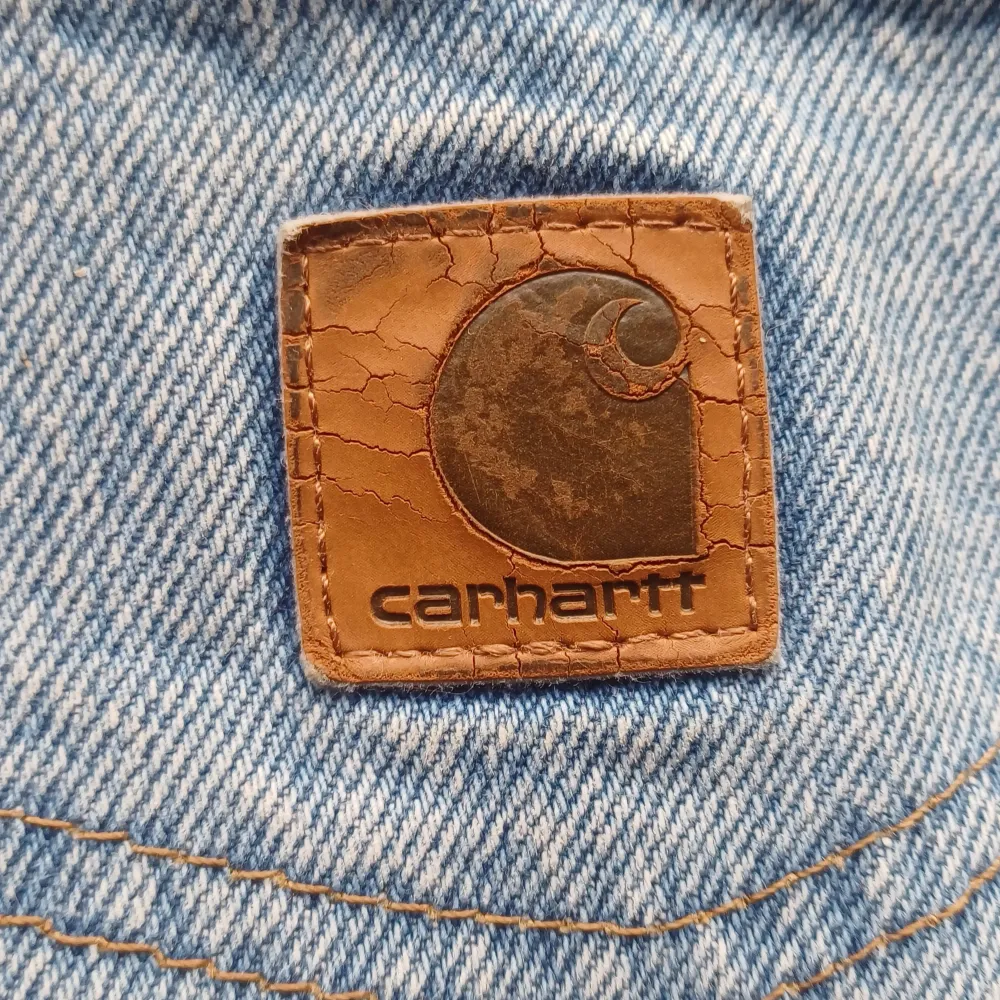 Hej! Säljer nu mina carhartt jeans för att de har blivit för korta.  De är i gott skick men har några få slitningar här och där, ingen som syns under använding.  Mått:  Midja:43 Ytterbenslängd:93 Ben öppning: 23 . Jeans & Byxor.