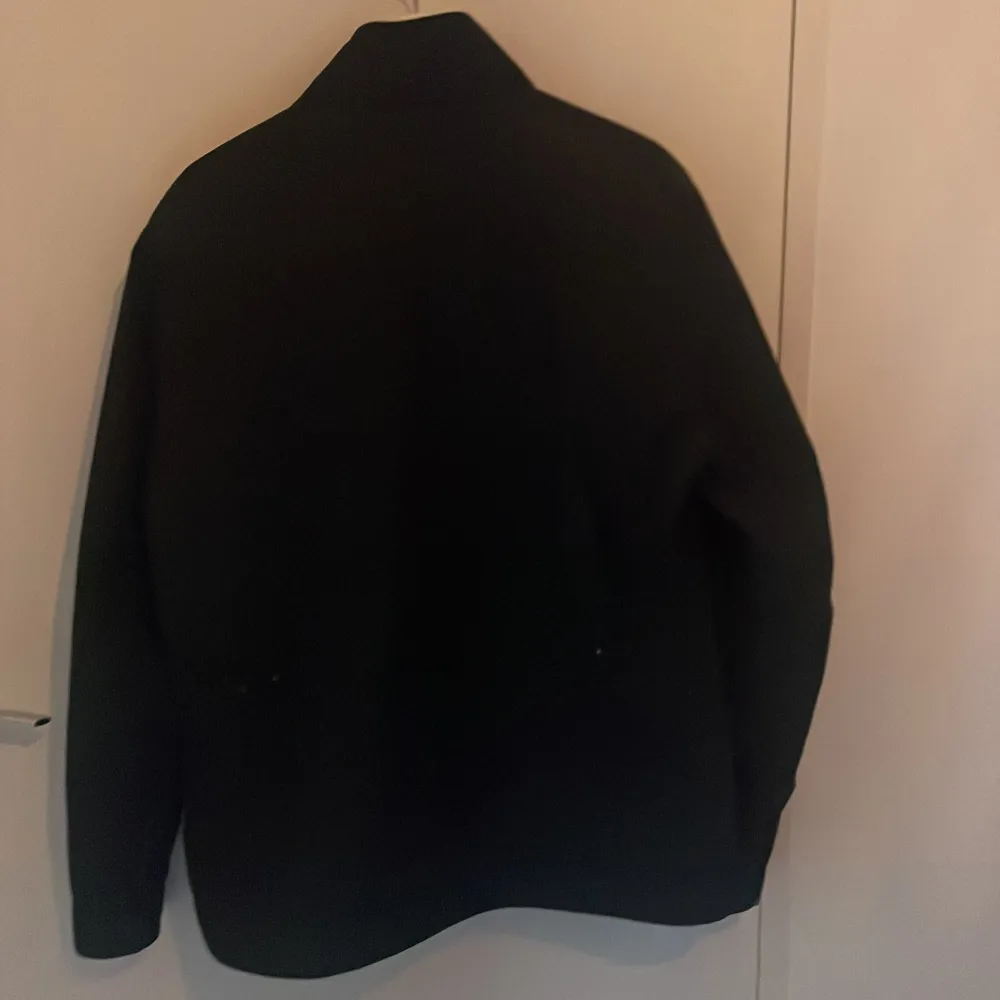 Säljer en stilren marinblå jacka från J.Lindeberg. Den har en klassisk design med knappar. Perfekt för höst och vår. Jackan är i mycket bra skick och passar till både vardag och fest. Den har en en liten skada på insidan som syns på sista bilden. Storlek m men passar mig som har L i tröjor är 184. Vid snabb affär kan priset diskuteras.. Takit.