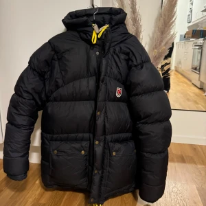 Svart dunjacka från Fjällräven - Säljer en svart dunjacka från Fjällräven i mycket bra skick. Använd mycket varsamt.