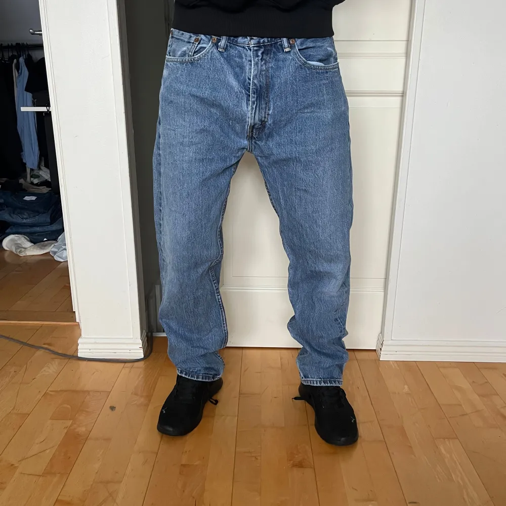 Säljer ett par klassiska Levi's jeans i blå denim. De har en normal passform och är i mycket bra skick. Perfekta för både vardag och fest! 🕺. Jeans & Byxor.