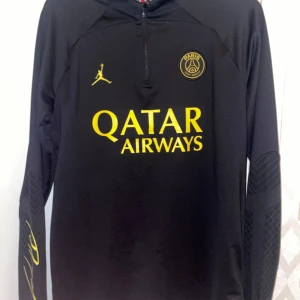 PSG training top - PSG tränings tröja i svart o gul. Storlek M funkar för S också om man gillar en lite lösare passform. Nypris var ca 800-900kr. Möts i Stockholm 