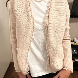Beige stickad kofta  - Säljer en superfin beige stickad kofta. Perfekt för höst och vår! Den har en normal passform och långa ärmar. Jackan är i mycket bra skick och passar perfekt för en avslappnad stil.