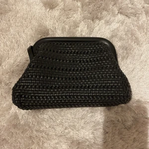 Clutch väska  - Jätte fin clutch väska, stilren och perfekt till alla tillfällen. Rymmer mycket. Toppen skick, inga defekter!! Pris går att diskuteras! (Axelrämsband sitter på till väskan men går att stoppa in)