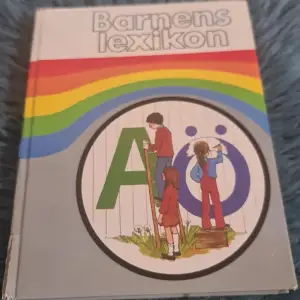 Säljer ett exemplar av 'Barnens lexikon', en färgglad och pedagogisk uppslagsbok för barn. Perfekt för nyfikna unga läsare som vill utforska världen från A till Ö. Boken har en regnbågsfärgad design och är lätt att hantera för små händer. Perfekt för barn i åldern 7–15 år.