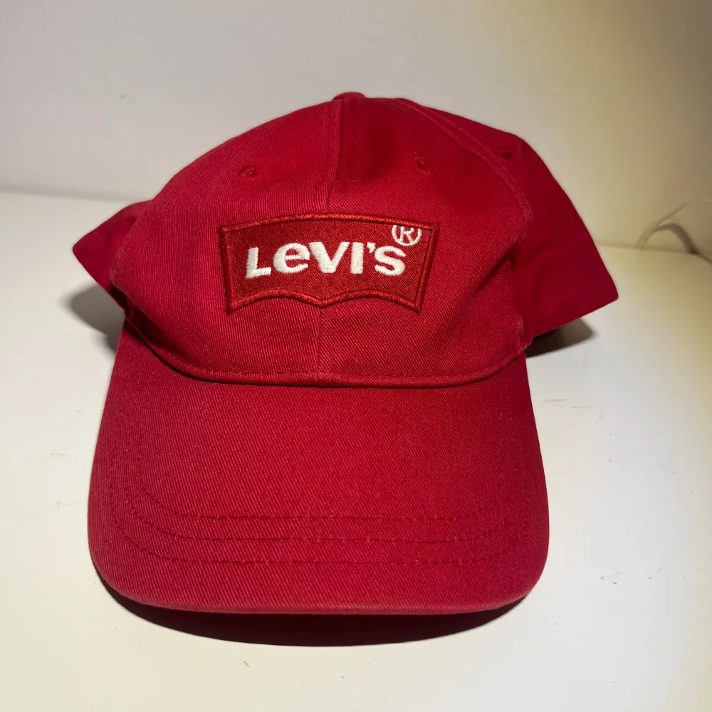 Röd keps från Levi’s. Accessoarer.