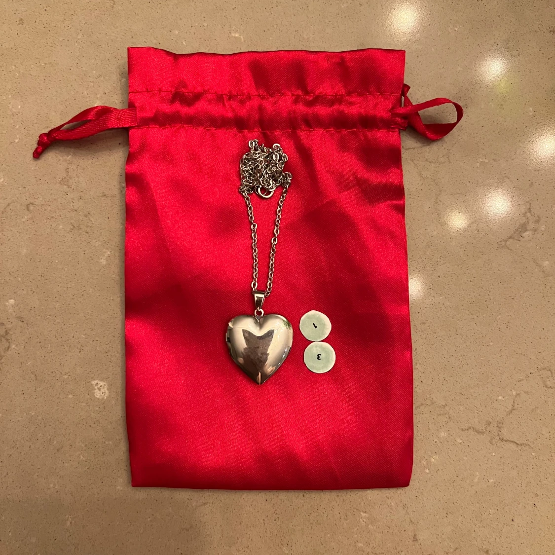 Silverfärgat hjärtformat halsband