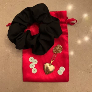 SafeSip Kit - SafeSip Kitet innehåller en medaljong i valfri färg (guld eller silver) med två drogtester i, en scrunchie med drinkskydd i valfri färg (svart, blå eller rosa) och ytterligare fyra drogtester. Perfekt för att tillföra en lyxig och stilren touch till sin outfit och värna om sin säkerhet. Perfekt som present eller för dig själv för att hålla sig säker ute❤️