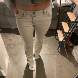 Beige jeans - Säljer ett par snygga beige jeans i bra skick. De är lågmidjade, perfekta för vardagsbruk. Passar bra till både sneakers och klackar. Storleken är dam S/M. Hör av dig vid intresse!
