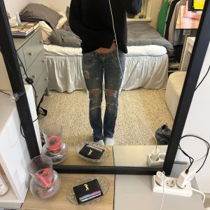 Blå jeans med slitningar - Säljer ett par snygga blå jeans med slitningar på knäna❤️passar någon runt 163-170cm ungefär