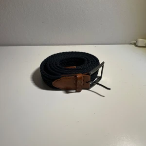 Flätat bälte - Marinblått flätat bälte i storlek 120.