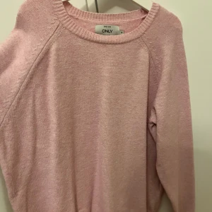 Rosa tröja från ONLY - Mysig rosa tröja från ONLY i storlek S. Perfekt för kyliga dagar med sin mjuka och bekväma passform. Tröjan har långa ärmar och en rund halsringning. Passar både till vardags och lite finare tillfällen. 🌸