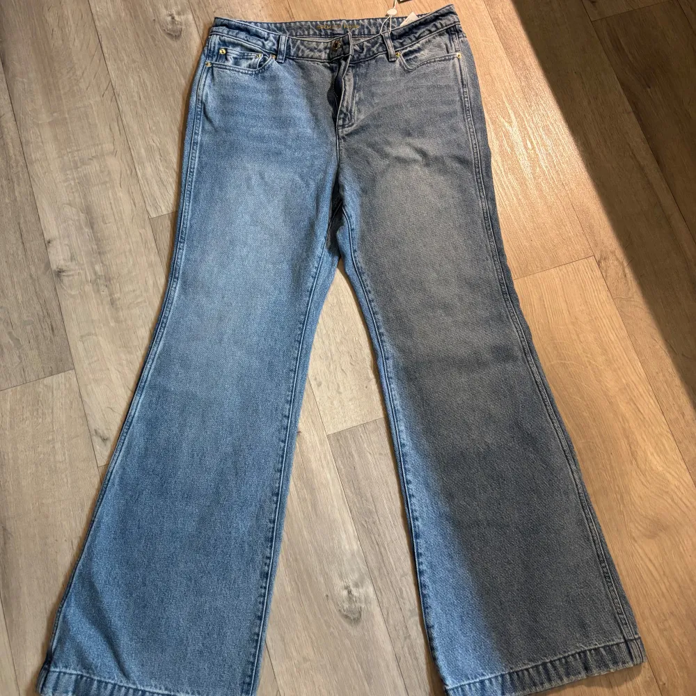 Säljer ett par snygga blå jeans från Michael Kors helt nya. De har en klassisk femficksdesign med en fin gulddetalj på bakfickan. Perfekta för både vardag och fest! Om ni vill se dom på zalando så heter dom Wide leg - jeans relaxead fit- blue. Etiketter medföljer. Strl 10/30. Perfekt till jul klapp. Ny pris 2 800 kr.. Jeans & Byxor.