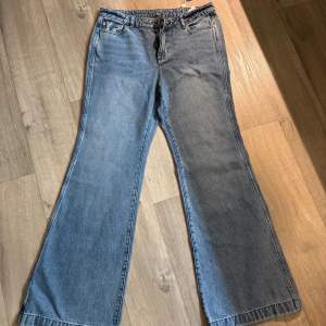 Säljer ett par snygga blå jeans från Michael Kors helt nya. De har en klassisk femficksdesign med en fin gulddetalj på bakfickan. Perfekta för både vardag och fest! Om ni vill se dom på zalando så heter dom Wide leg - jeans relaxead fit- blue. Etiketter medföljer. Strl 10/30. Perfekt till jul klapp. Ny pris 2 800 kr.