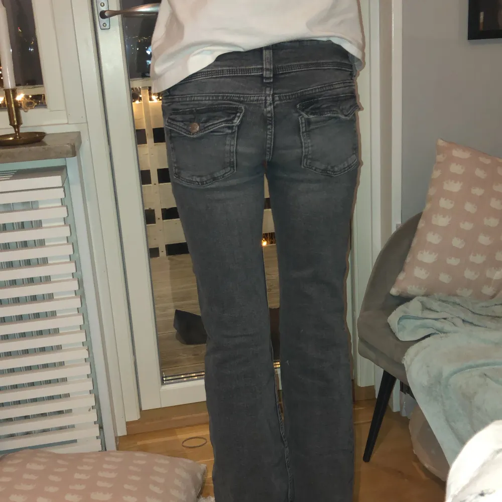 Säljer ett par snygga grå bootcut jeans i bra skick, från Gina tricot. Storlek 158 men passar även 160+. Pris kan diskuteras😊🩷. Jeans & Byxor.