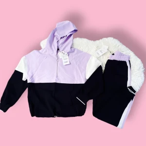 Zara tracksuit - Säljer en helt ny Zara tracksuit i ljus lila, vit och svart! Överdel i storlek XS (lite oversized) och byxor i storlek S. Denna snygga set är perfekt för vardagsbruk. Den har fortfarande prislappen kvar, så du får en riktigt bra deal! Missa inte chansen att få tag på denna trendiga outfit. Kolla gärna på mina andra annonser🌸