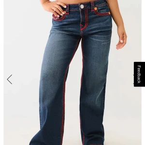 Lågmidjade true religion jeans baggy - (Öppen till prisförslag!) Säljer ett par mörkblå true religion jeans med feta röda sömmar och låg midja💗Dom är baggy och har skitcoola fickor som är röda/orange mönstrade. Säljer för jag behöver pengar hahah😭ORIGINALPRIS: 3041 kr