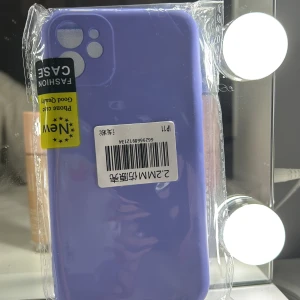 Lila mobilskal - Snyggt lila mobilskal som jag säljer för 25 kr! Köpt för ungefär 150 kanske?💓 Säljer för att jag råka köpa dem modell🫣 Nyskick då den är oöppnad!💓 Ge prisförslag!