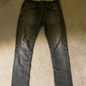 Svarta/gråa jeans från dondup - Säljer ett par gråa jeans från dondup i storlek 33. De har en snygg tvättad look och är i bra skick.🖤