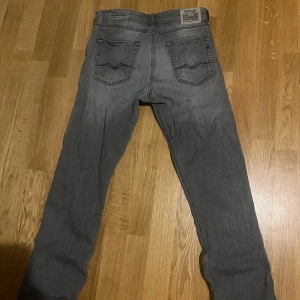 Grå jeans från Replay - Säljer ett par riktigt snygga replay jeans då dem inte kommer till användning, Dem är i ett bra skick. Pris kan diskuteras!