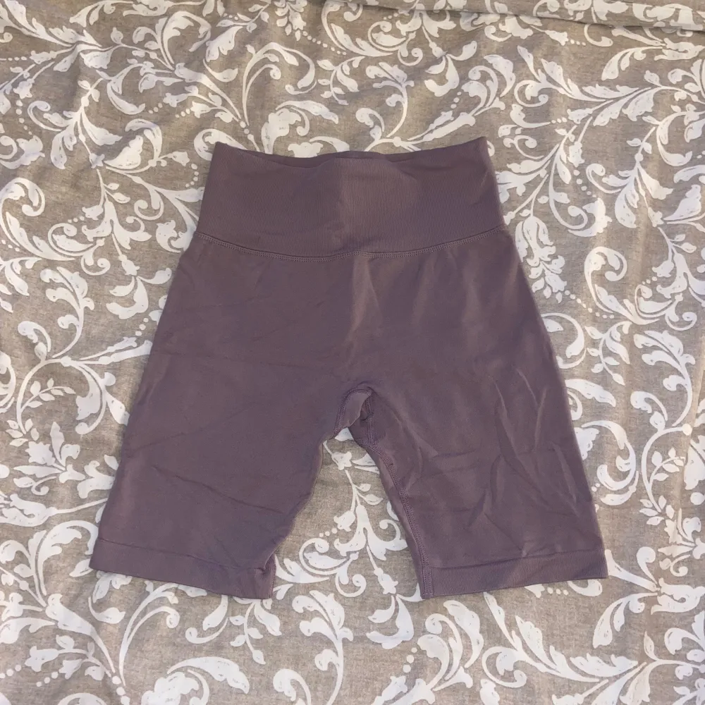 Säljer ett par träningsshorts i mycket bra skick. De är högmidjade och har en tight passform som framhäver formen.  Färgen är lite mer åt mauve/beige.. Shorts.