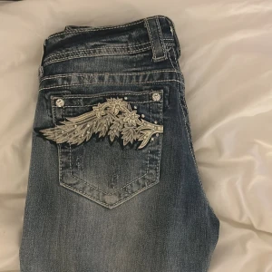 Miss me jeans - INTRESSEKOLL på mina miss me jeans som knappt är använda, funderar på sälja eftersom dom är för stora för mig💓dom har ett hål innanför byxan, i midjan som inte syns utanpå där ja brukar ha ett band i för att spänna åt vid midjan eftersom dom är för stora för mig