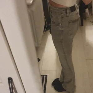 Grå jeans med bootcut - Säljer ett par grå jeans i bootcut-stil från Ginatricot. De är lågmidjade och är använda några gånger. Är lite slitna längst ner vid fötterna (se bild 5.) PRIS KAN DISKUTERAS❤️