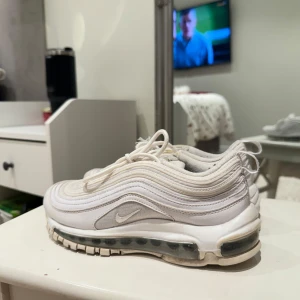Vita Nike Air Max 97 - Säljer ett par vita Nike Air Max 97 i bra skick. +frakt