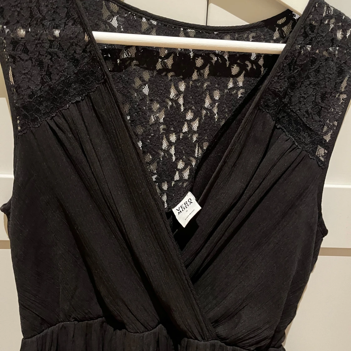 Svart klänning med spetsdetaljer - 92