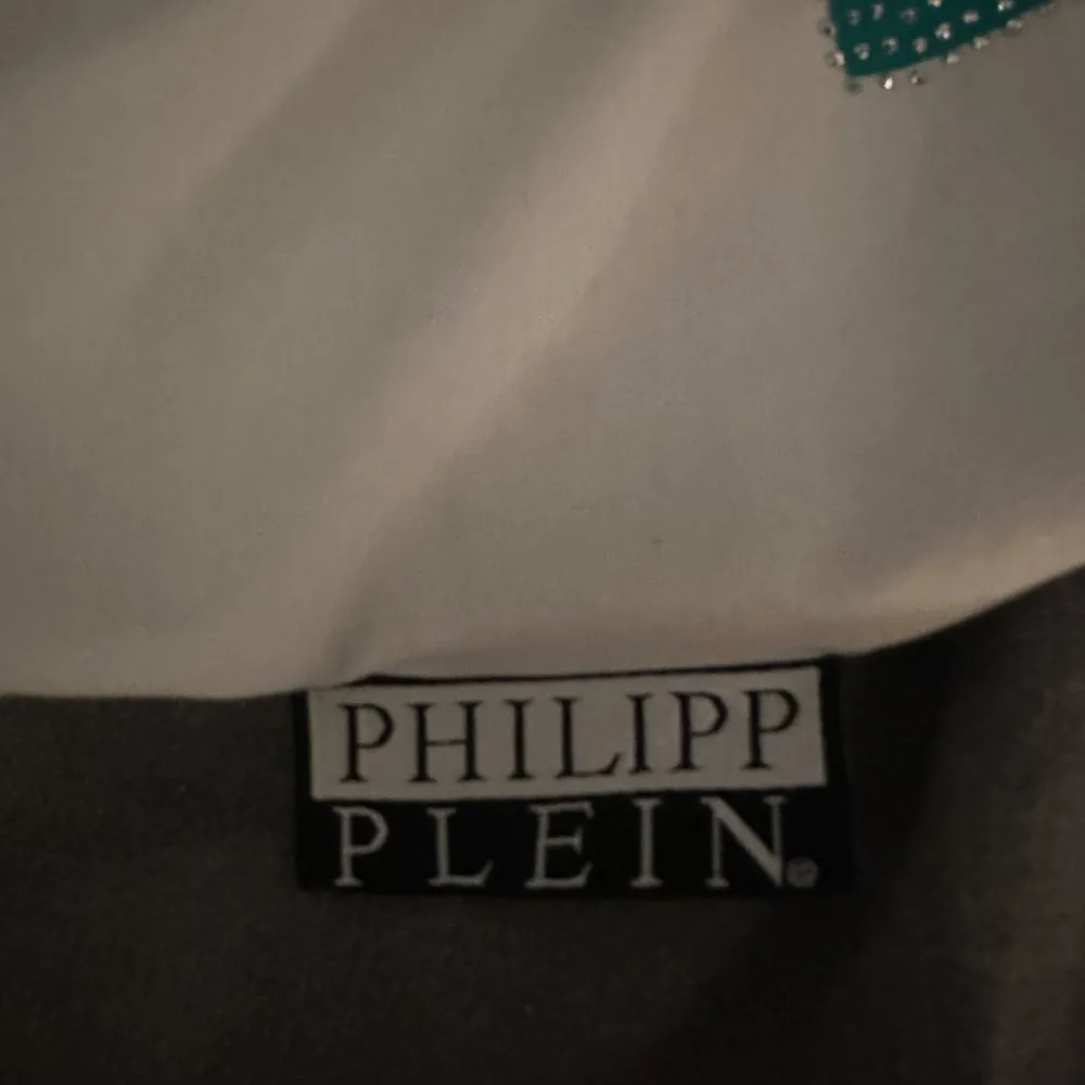 Säljer en cool vit t-shirt från Philipp Plein med ett stort nallemotiv på framsidan gjord av rhinestone (glitter) Använd max 2 gånger. Säljes billigt då jag inte använder dom längre. T-shirts.