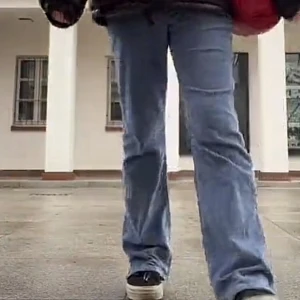 Lågmidjade Manchester bootcutjeans🩵🩵🩵 - Supersnygga och glittriga💙🩵