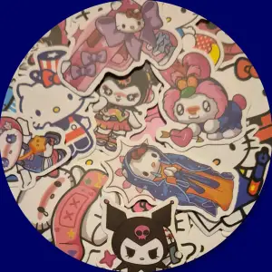 25 st Sanrio - Hello Kitty stickers/klistermärken med mått på ca: 6 cm. ✨️Titta igenom alla mina upplagda & köp fler saker i Bundle för att spara på frakten & få allt du köpt i ett & samma paket✨️ För att köpa med Bundle så får du först trycka i 